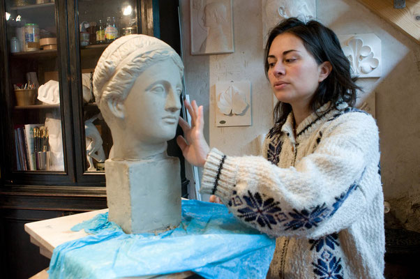 Sofia Flores devant le travail d'un élève